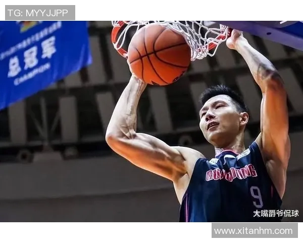 足球明星挑战篮球投篮技巧 展现运动跨界的极限魅力